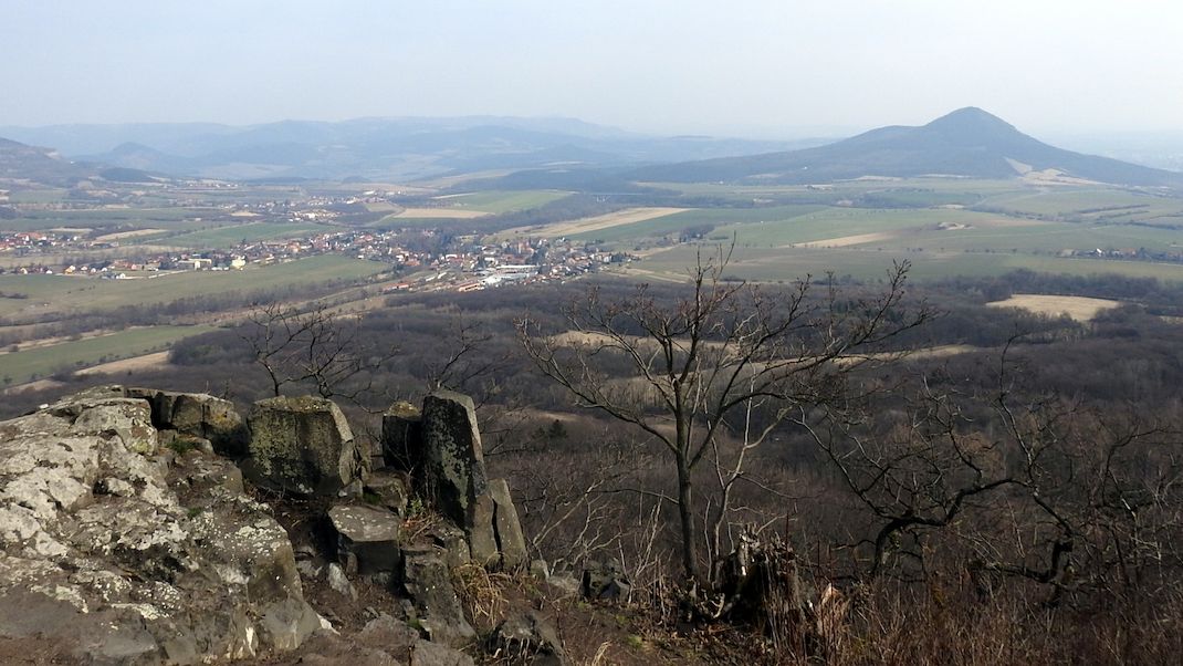 Jeden z nejhezčích pohledů na České středohoří je z ruin hradu Ostrý